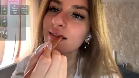 Snapshot of odelinabain chatting on 09.14.25 Mia online show from 09.14.25