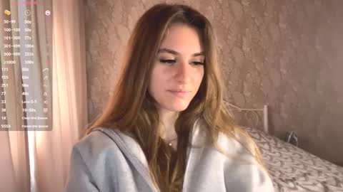 Snapshot of odelinabain chatting on 09.18.25 Mia online show from 09.18.25