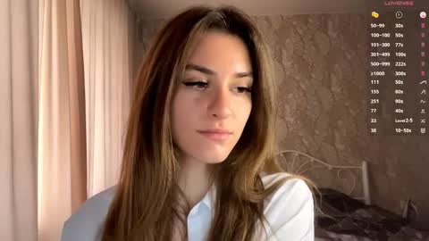 Snapshot of odelinabain chatting on 10.10.25 Mia online show from 10.10.25