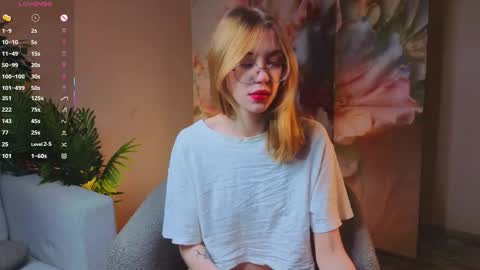 Snapshot of odelyncure chatting on 12.22.25 Lynna online show from 12.22.25