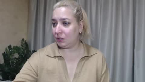 Snapshot of ohsweetiren chatting on 10.05.25 Iren online show from 10.05.25