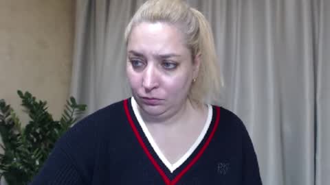 Snapshot of ohsweetiren chatting on 11.15.25 Iren online show from 11.15.25