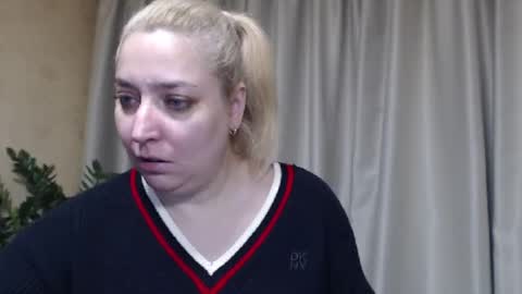 Snapshot of ohsweetiren chatting on 11.30.25 Iren online show from 11.30.25