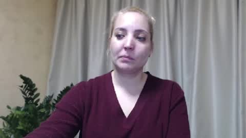 Snapshot of ohsweetmari chatting on 03.11.25 Mari online show from 03.11.25