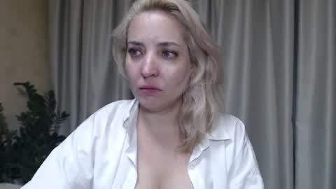 Snapshot of ohsweetmari chatting on 09.17.25 Mari online show from 09.17.25