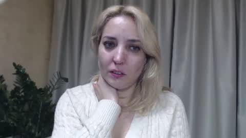 Snapshot of ohsweetmari chatting on 10.14.25 Mari online show from 10.14.25