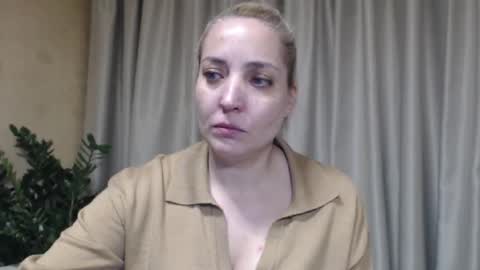 Snapshot of ohsweetmari chatting on 11.13.25 Mari online show from 11.13.25