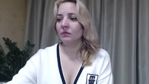 Snapshot of ohsweetmari chatting on 12.04.25 Mari online show from 12.04.25