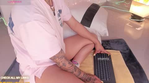 ohyesly_ online show from 01.13.26