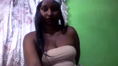 Snapshot of olinah610 chatting on 10.10.25 olinah610 online show from 10.10.25