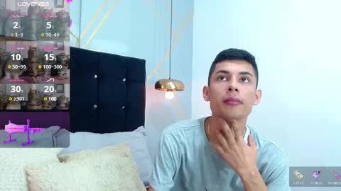 Snapshot of oliver_king_sex chatting on 01.15.25 Oliver Smith online show from 01.15.25