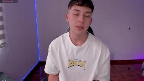 Snapshot of oliver_kyy chatting on 05.24.26 oliveeer online show from 05.24.26