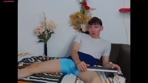 Snapshot of oliver_paris chatting on 11.25.25 oliver online show from 11.25.25