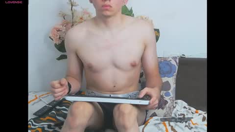 Snapshot of oliver_paris chatting on 12.01.25 oliver online show from 12.01.25