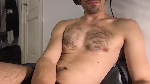 Snapshot of oliverbisbis1 chatting on 10.16.25 oliverbisbis1 online show from 10.16.25