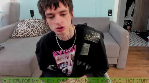 Snapshot of oliverrgroove chatting on 12.17.24 oliverrgroove online show from 12.17.24