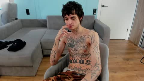 Snapshot of oliverrgroove chatting on 01.13.25 oliverrgroove online show from 01.13.25