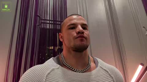 Snapshot of oliversport chatting on 12.08.24 OliverSport online show from 12.08.24