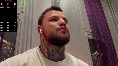 Snapshot of oliversport chatting on 10.11.25 OliverSport online show from 10.11.25