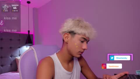 Snapshot of olivertwinky_ chatting on 09.29.25 Oliver online show from 09.29.25