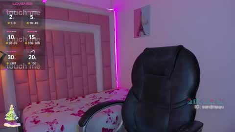 Snapshot of olivertwinky_ chatting on 11.21.25 Oliver online show from 11.21.25