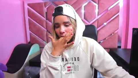 Snapshot of olivia_fox69 chatting on 03.02.25 OLIVIA online show from 03.02.25