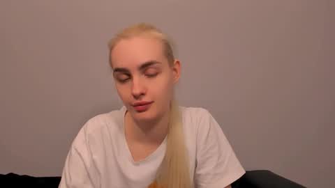 Snapshot of oliviahappy chatting on 03.23.26 oliviaBeauty online show from 03.23.26
