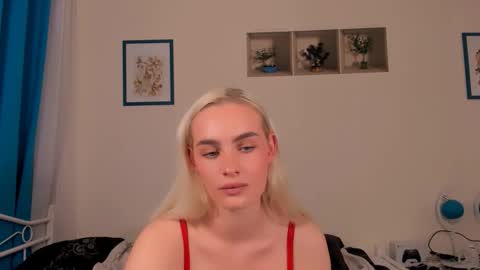 Snapshot of oliviahappy chatting on 04.13.26 oliviaBeauty online show from 04.13.26