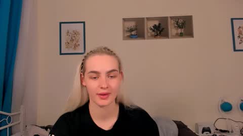 Snapshot of oliviahappy chatting on 04.16.26 oliviaBeauty online show from 04.16.26