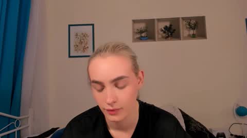 Snapshot of oliviahappy chatting on 04.18.26 oliviaBeauty online show from 04.18.26