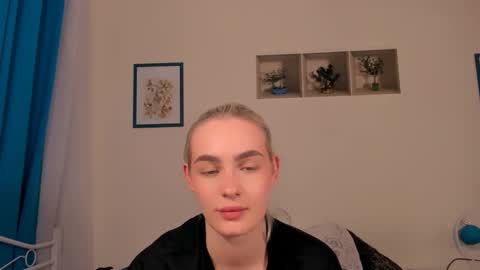Snapshot of oliviahappy chatting on 04.18.26 oliviaBeauty online show from 04.18.26