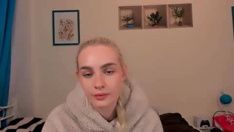 Snapshot of oliviahappy chatting on 04.19.26 oliviaBeauty online show from 04.19.26