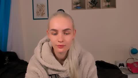 Snapshot of oliviahappy chatting on 04.25.26 oliviaBeauty online show from 04.25.26
