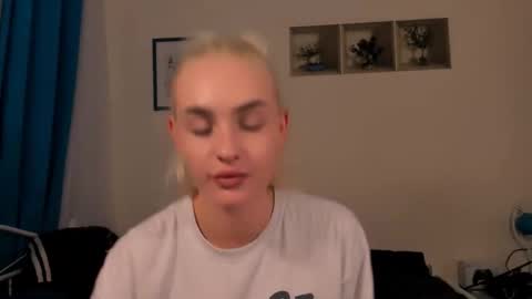 Snapshot of oliviahappy chatting on 05.31.26 oliviaBeauty online show from 05.31.26