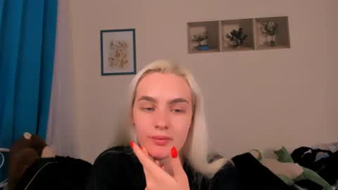 Snapshot of oliviahappy chatting on 06.16.26 oliviaBeauty online show from 06.16.26