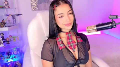 Olivia Mcneill  online show from 12.05.25