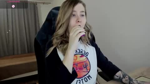 Snapshot of oliviamunk chatting on 03.07.25 . online show from 03.07.25