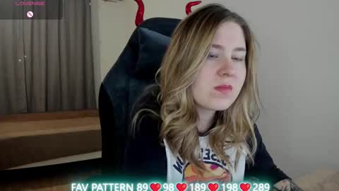 Snapshot of oliviamunk chatting on 03.08.25 . online show from 03.08.25