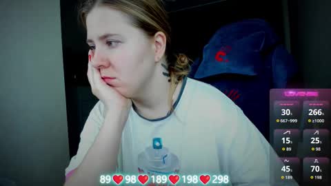 Snapshot of oliviamunk chatting on 11.04.25 . online show from 11.04.25