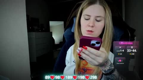 Snapshot of oliviamunk chatting on 11.22.25 . online show from 11.22.25