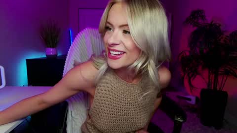 Snapshot of oliviaowens chatting on 01.15.25 Olivia Owens online show from 01.15.25