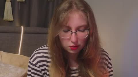 Snapshot of oliviavele chatting on 09.11.25 Kylie online show from 09.11.25