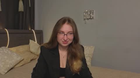 Snapshot of oliviavele chatting on 09.22.25 Kylie online show from 09.22.25