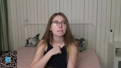 Snapshot of oliviavele chatting on 09.25.25 Kylie online show from 09.25.25