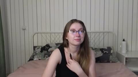 Snapshot of oliviavele chatting on 10.02.25 Kylie online show from 10.02.25