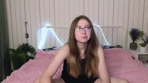 Snapshot of oliviavele chatting on 10.08.25 Kylie online show from 10.08.25