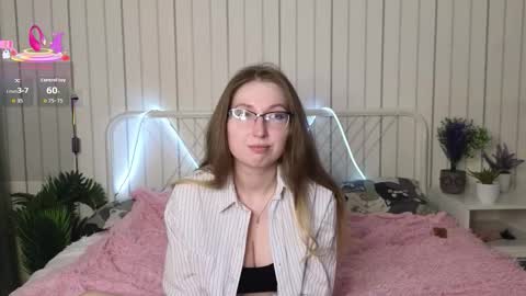 Snapshot of oliviavele chatting on 10.09.25 Kylie online show from 10.09.25