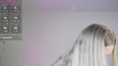 Snapshot of olliebelle chatting on 11.23.25 olliebelle online show from 11.23.25