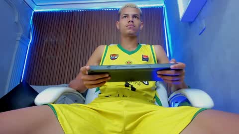 Snapshot of omen20_ chatting on 04.11.26 Omen online show from 04.11.26