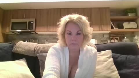 Snapshot of oneoften1000 chatting on 01.26.25 couple mature milf bigboobs curvy mommydaddy online show from 01.26.25